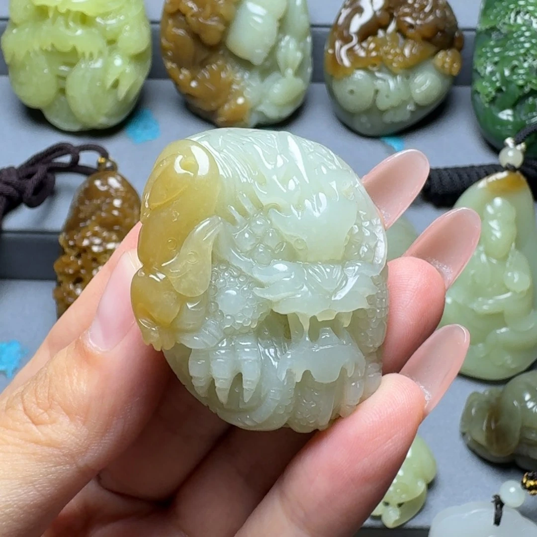 和田玉未镶嵌颈饰仨*