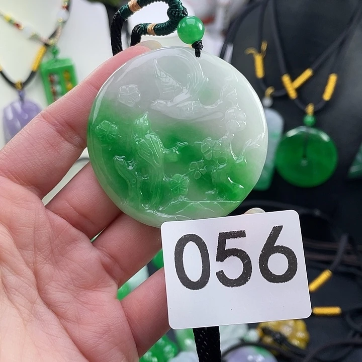 翡翠未镶嵌吊坠(赠链)