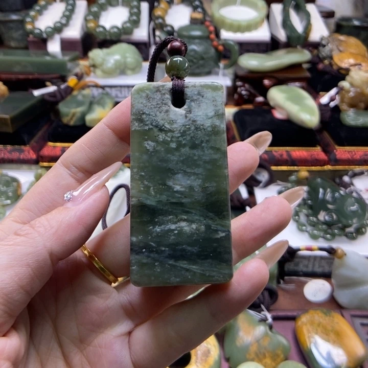 未镶嵌岫岩老玉（透闪石质玉）把件