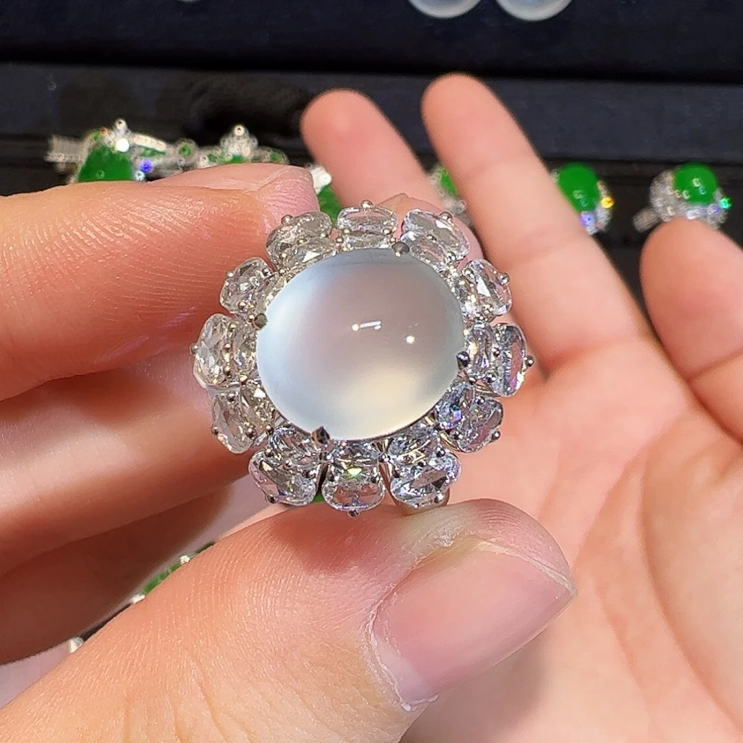 18K金镶嵌戒指翡翠蛋面