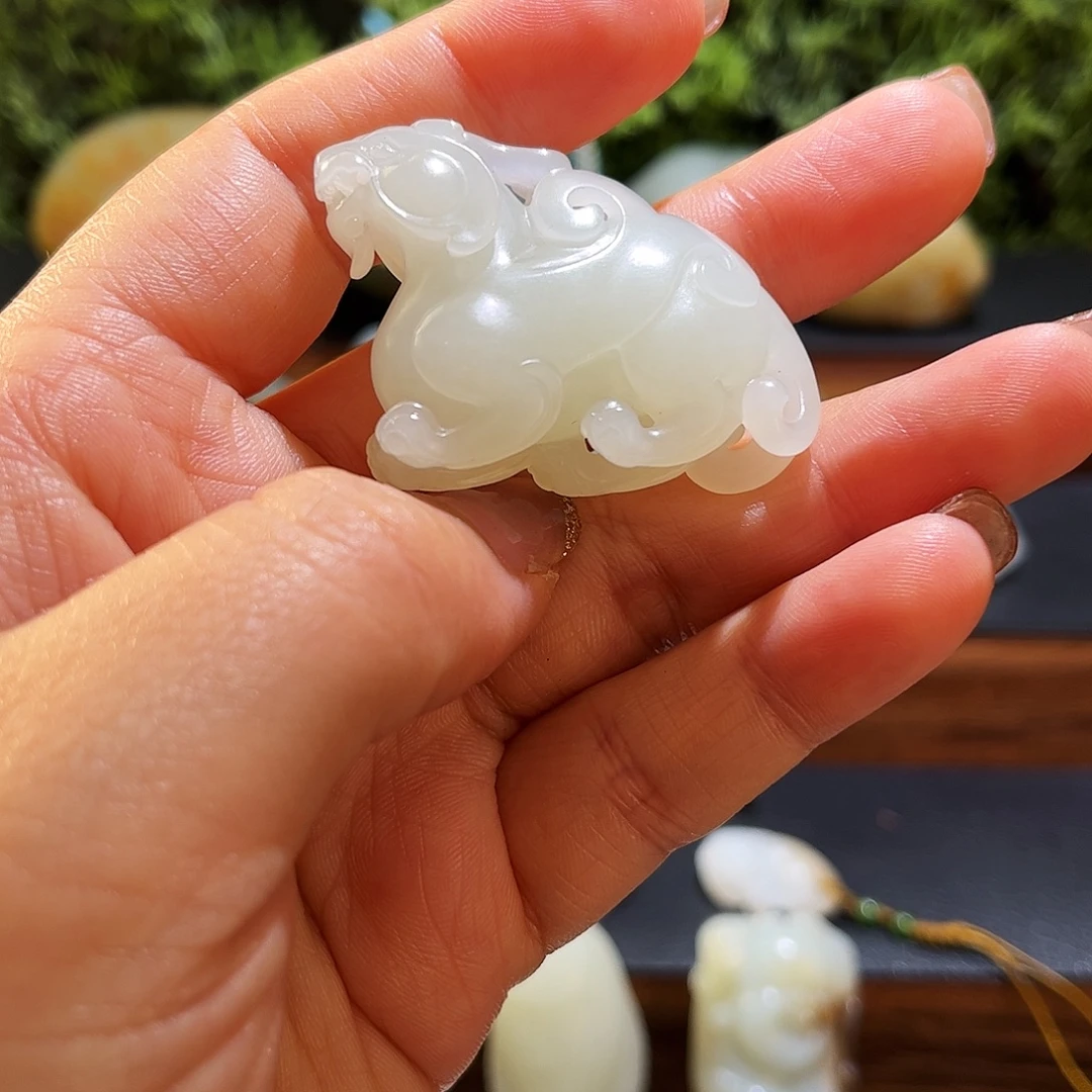 和田玉（糖玉）未镶嵌吊坠(赠链)且末瑞兽