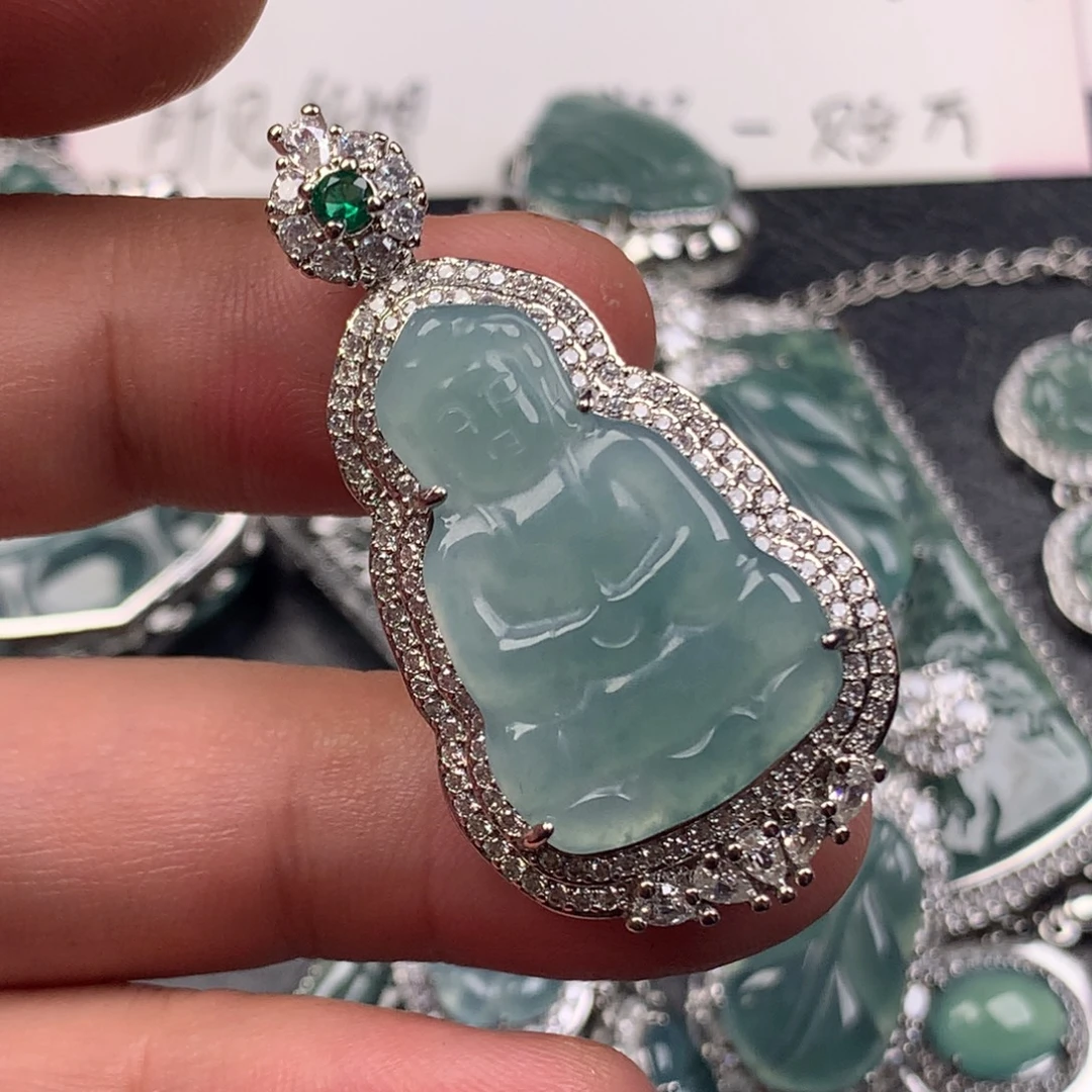 翡翠未镶嵌颈饰观音
