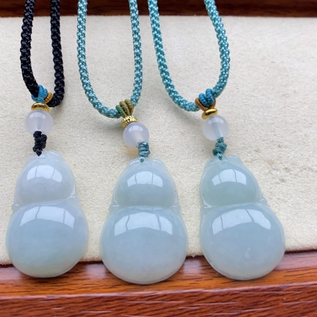 翡翠未镶嵌颈饰发其一