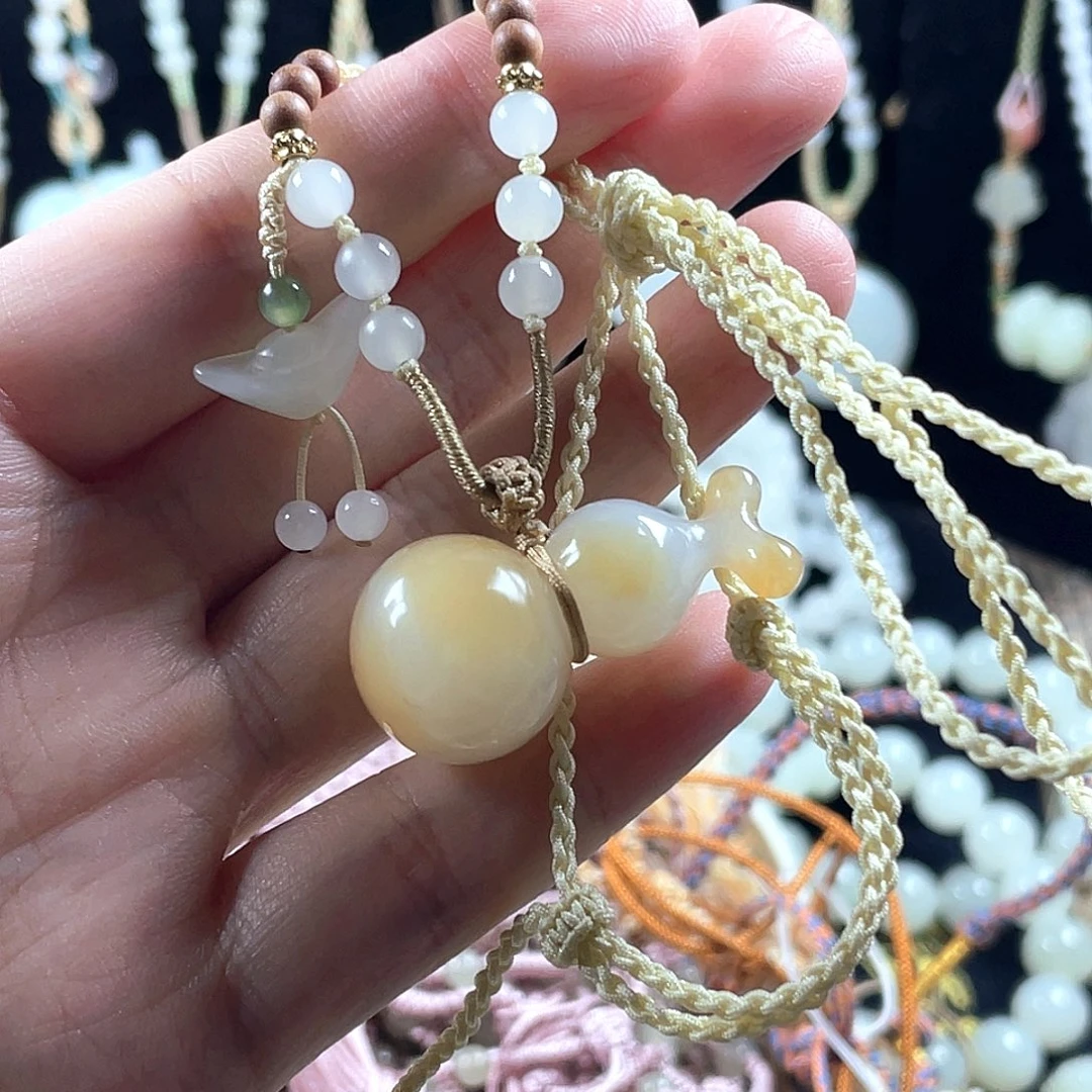 微****和田玉未镶嵌颈饰