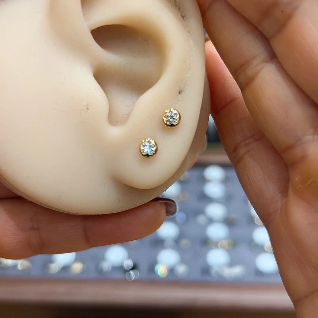 蓝宝石耳钉18K金镶嵌