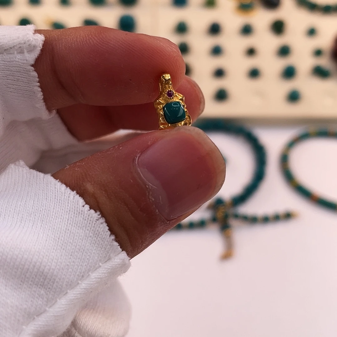 绿松石未镶嵌颈饰