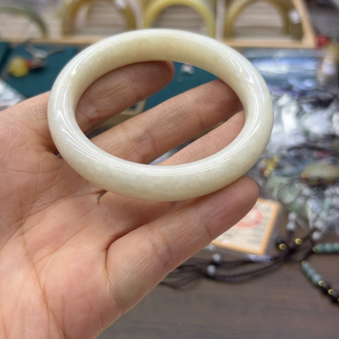 和田玉未镶嵌手镯57.5圈围953瑕