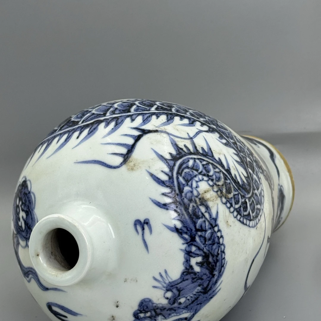 精品青花龙纹梅瓶收藏