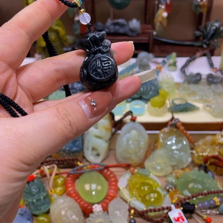 蛇纹石玉颈饰未镶嵌