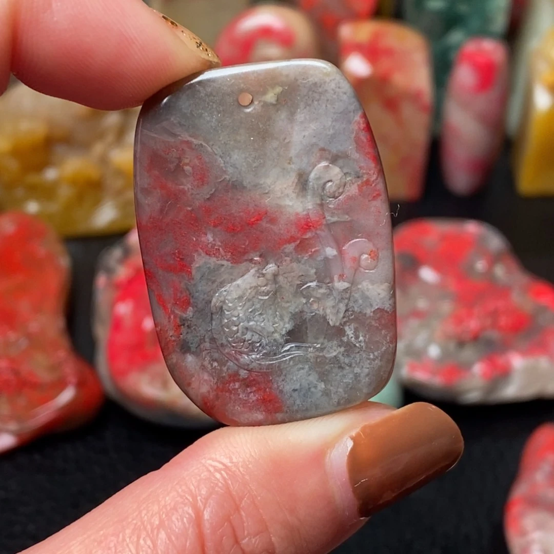 昌化石活****话昌化牛角冻鸡血石牌子年年有余