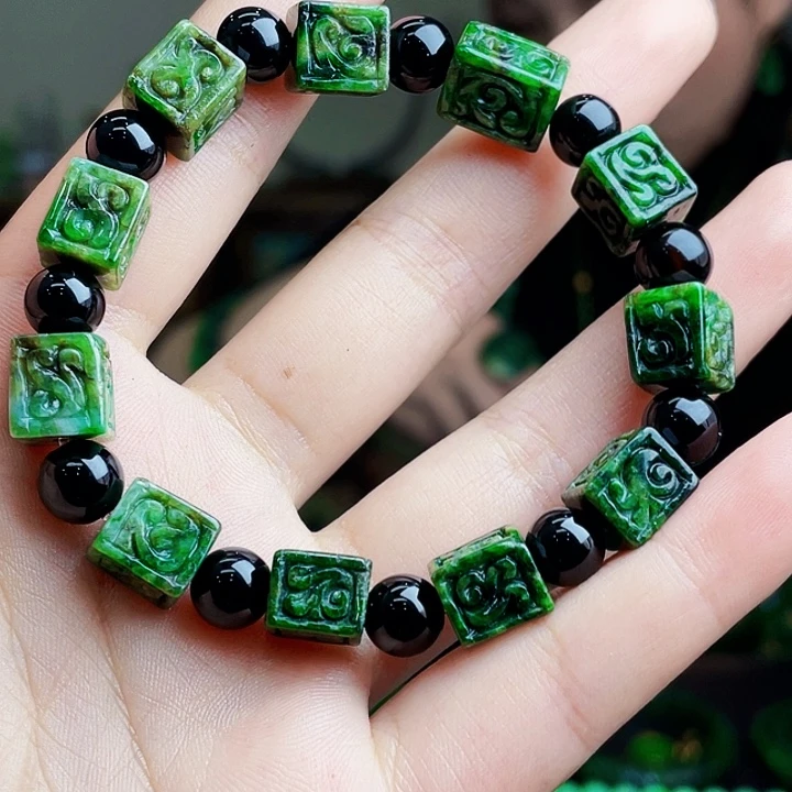 翡翠未镶嵌颈饰多样性