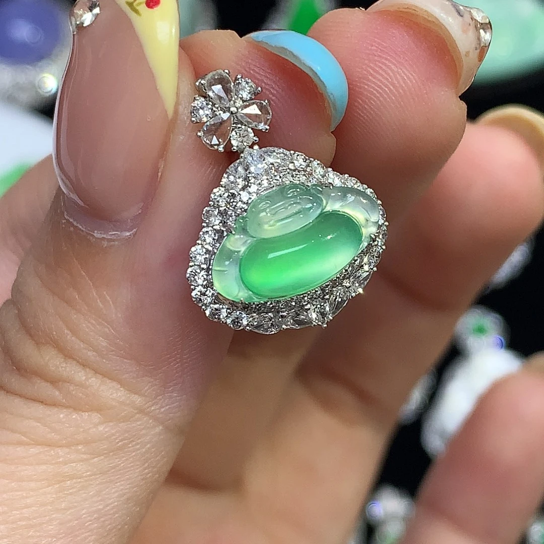 翡翠18K金镶嵌颈饰佛公