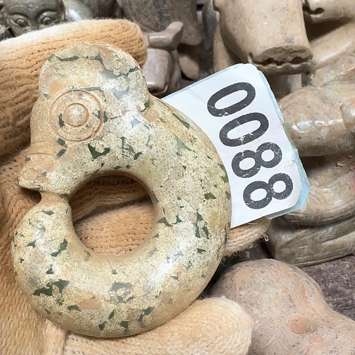 蛇纹石玉颈饰未镶嵌