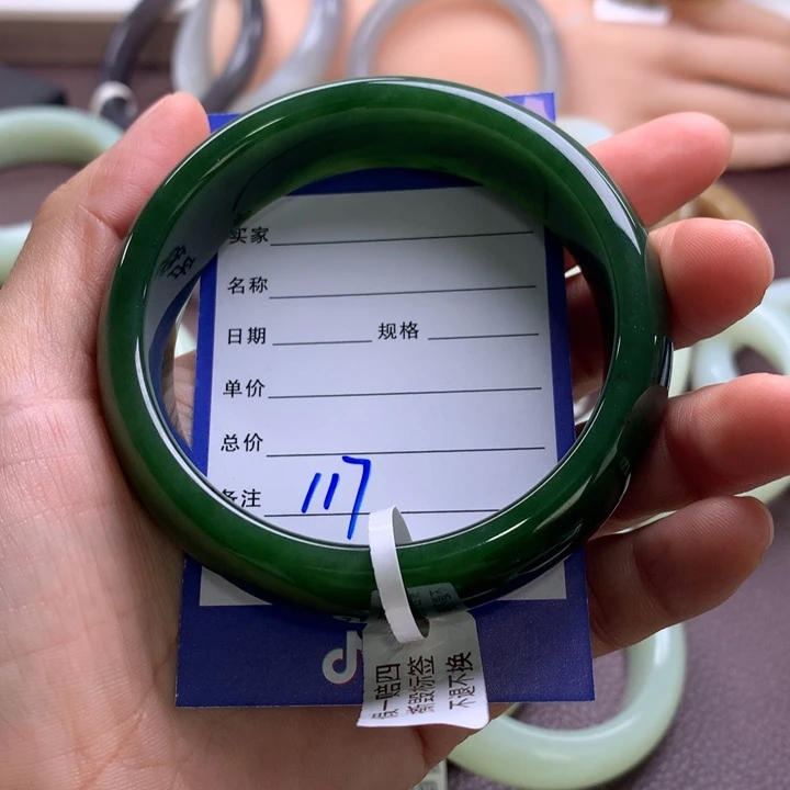 果***奶和田玉未镶嵌手镯
