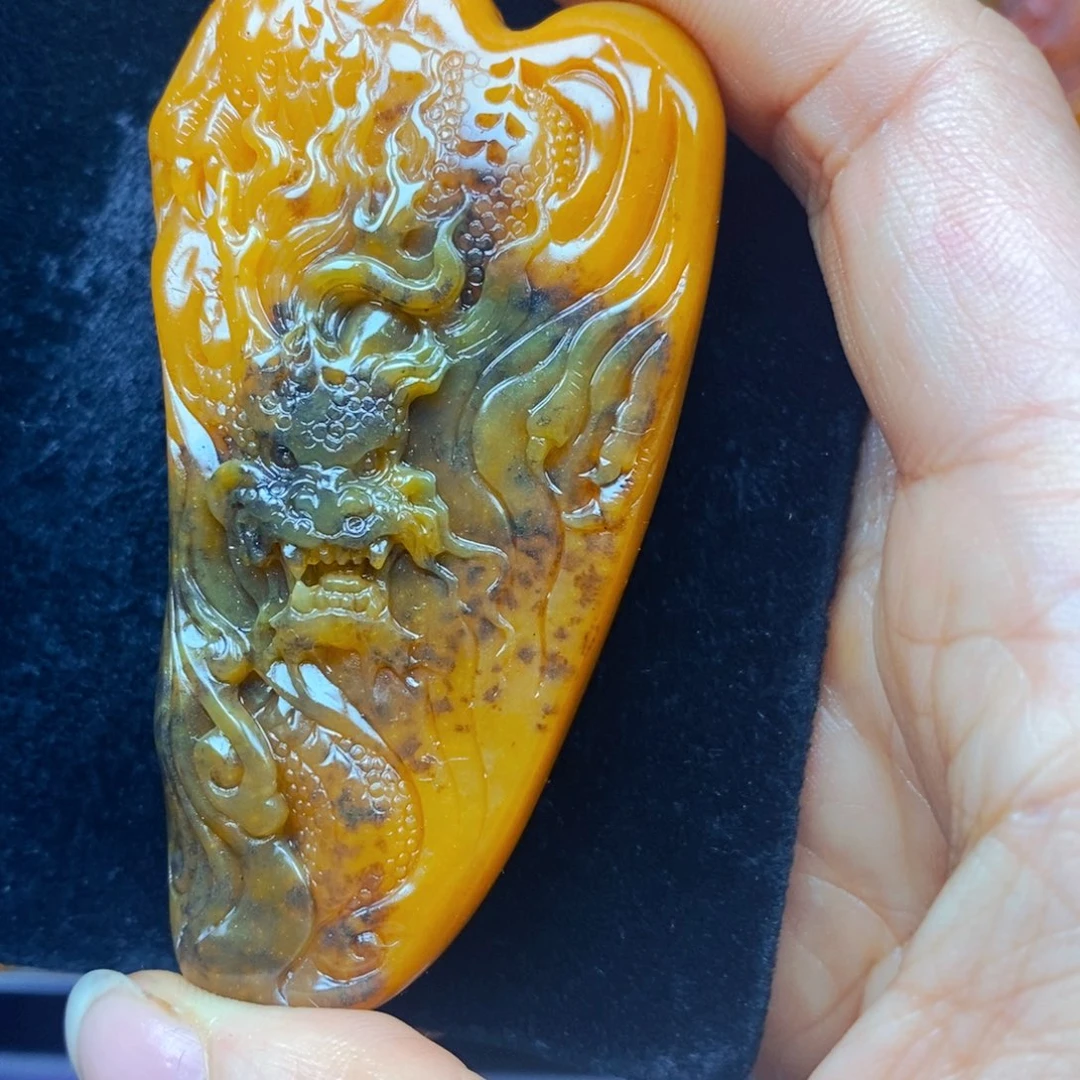 未镶嵌石英质玉（黄龙玉）颈饰