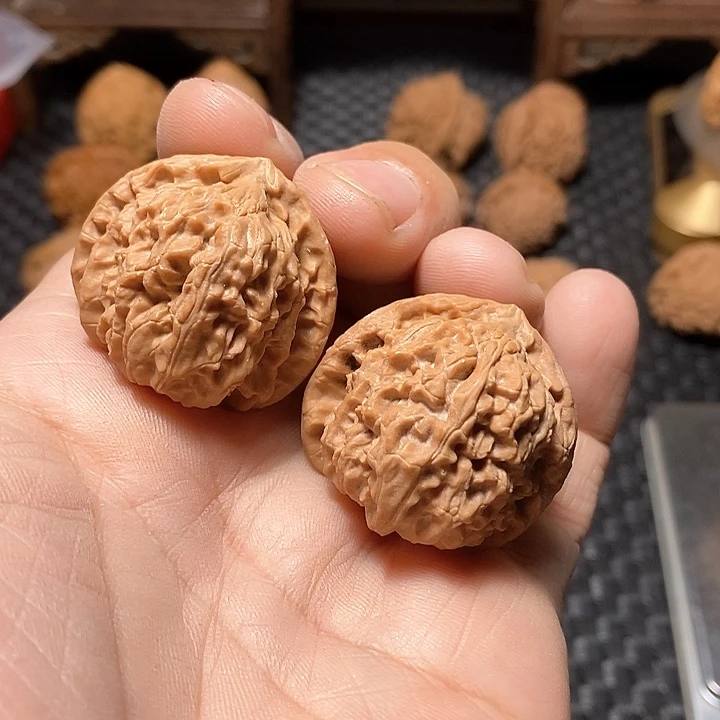 文玩核桃吊坠34.5尺，全品白狮子