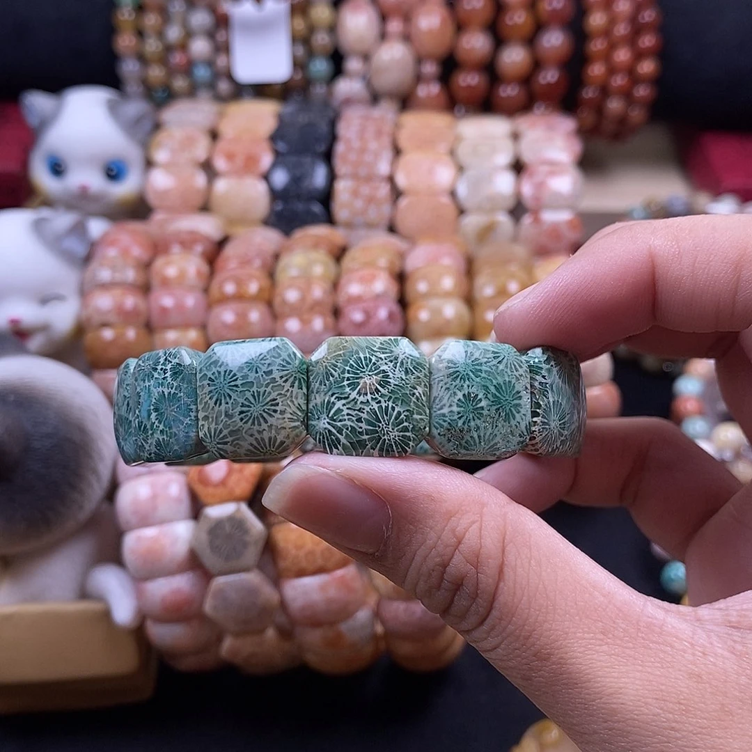 小***河硅化珊瑚（珊瑚玉）手牌未镶嵌