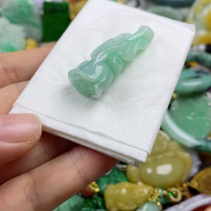 翡翠吊坠(赠链)未镶嵌