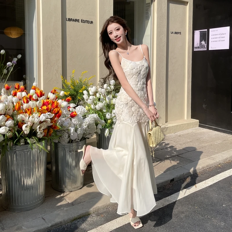 法式白色刺绣玫瑰吊带连衣裙女夏季气质高端轻奢收腰鱼尾礼服长裙