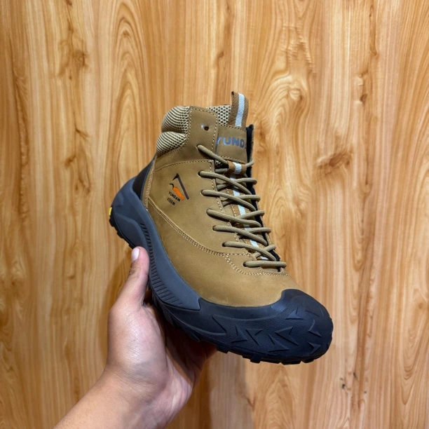 男士防滑缓震户外工装靴中帮休闲皮靴登山徒步鞋