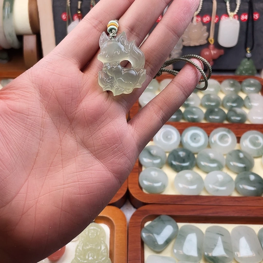 蛇纹石玉未镶嵌颈饰