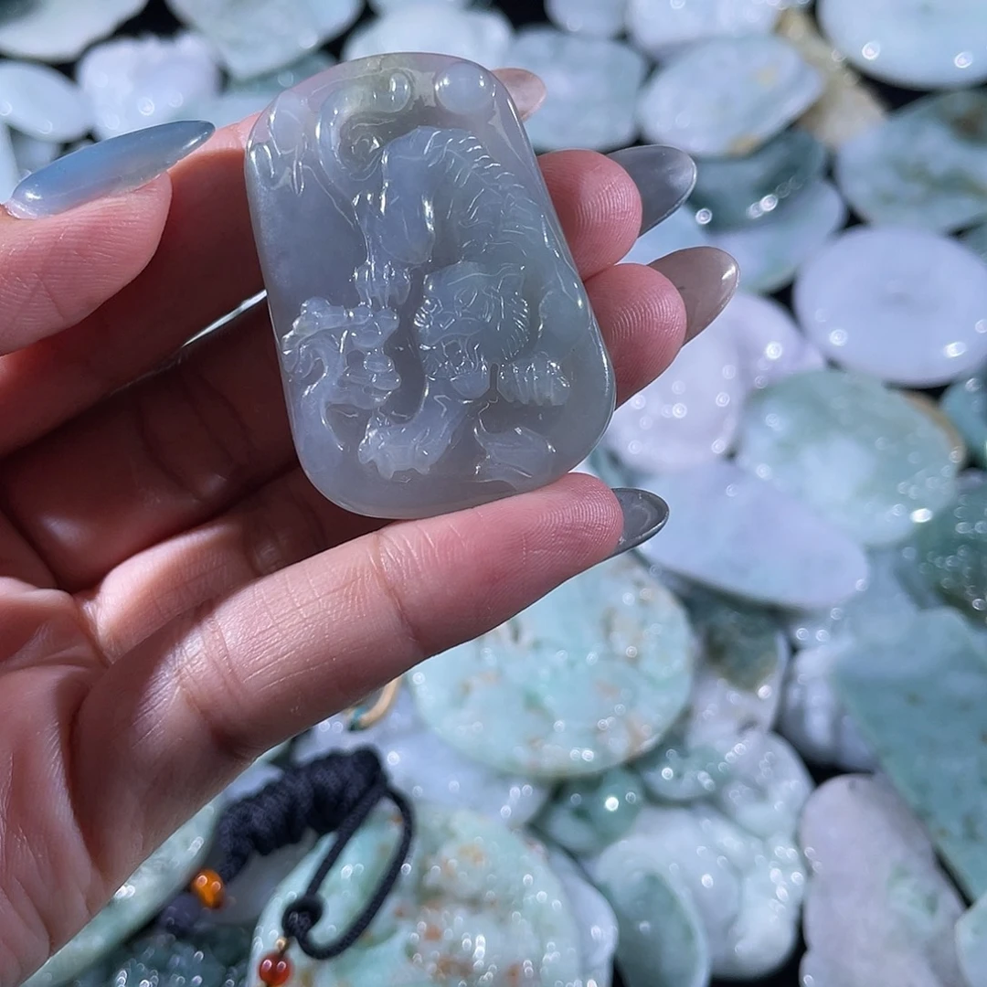 豪***哥翡翠未镶嵌颈饰虎牌