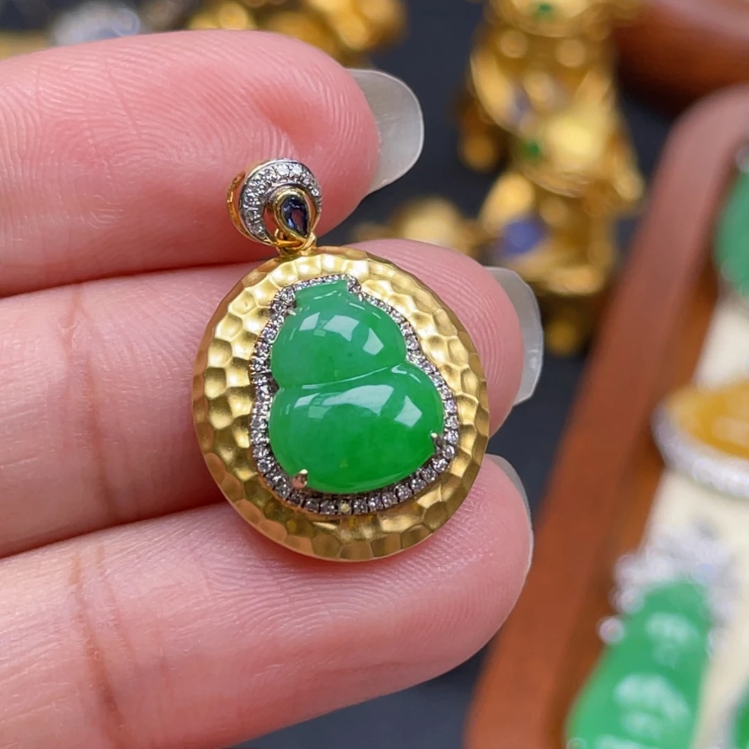 翡翠18K金镶嵌颈饰绿葫芦