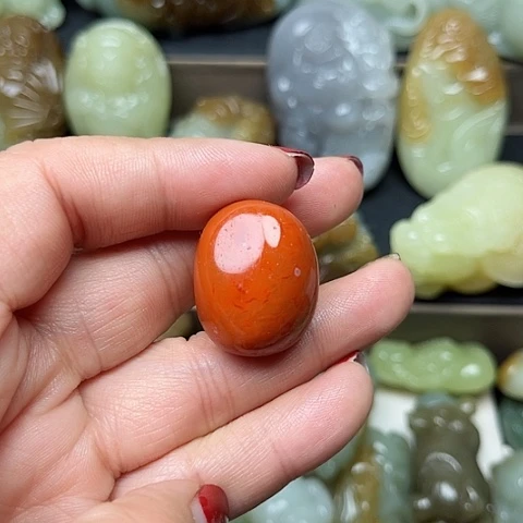 颈饰未镶嵌和田玉龍**人