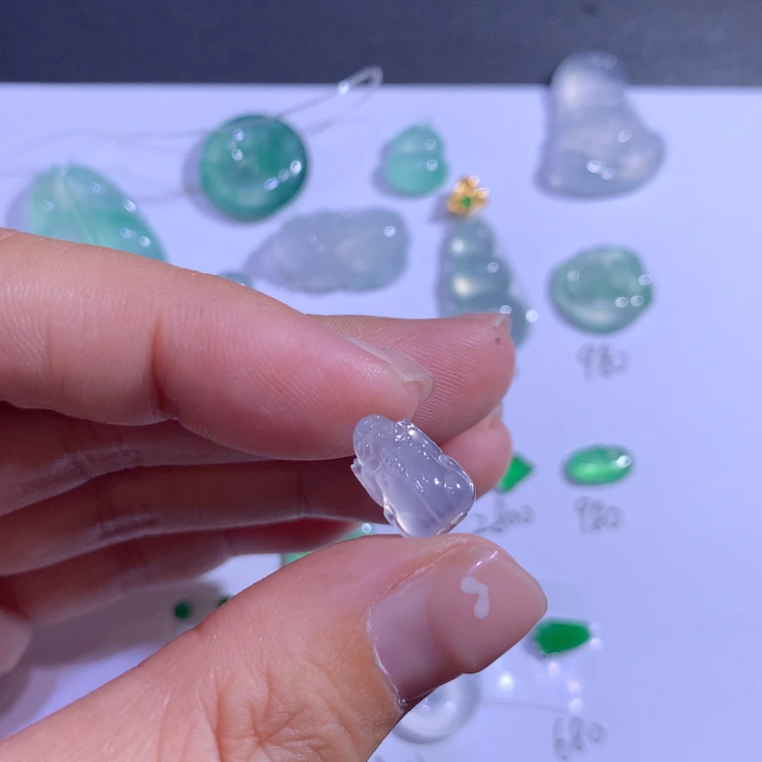 翡翠未镶嵌颈饰貔貅