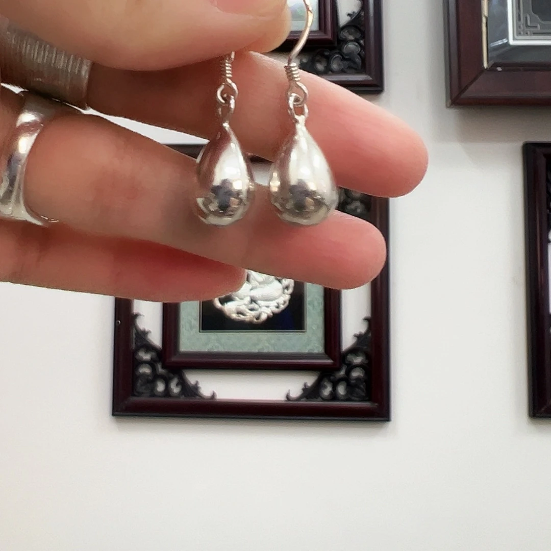 无足银亮面水滴耳环