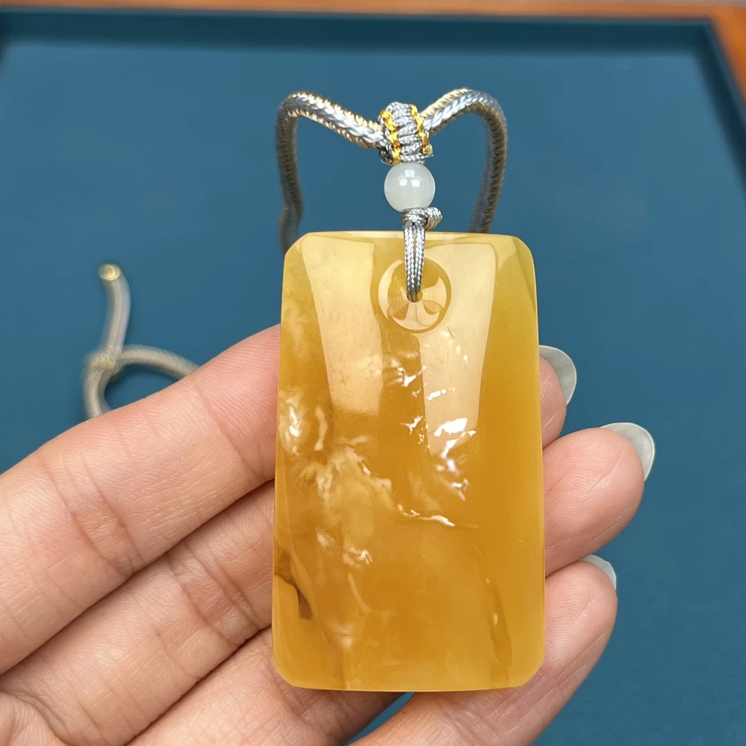 Y4428天然原矿蜜蜡鸡油黄无事牌 28x47x12mm抖音基地质检发货