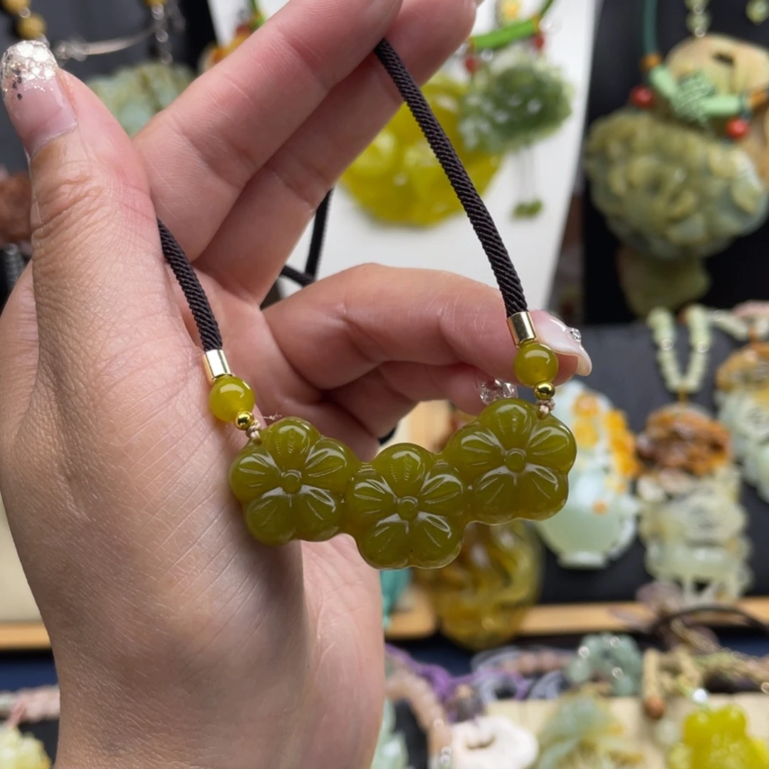 蛇纹石玉未镶嵌颈饰