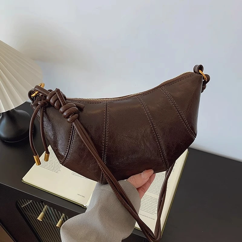 高级感小众包包女秋冬2025新款时尚复古斜挎牛角包女士通勤饺子包