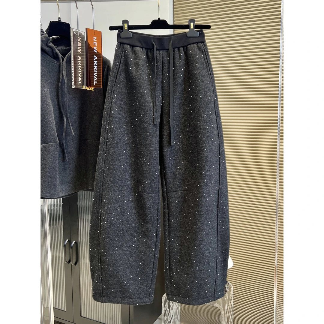 胖mm240斤大码设计感小众重工烫钻加绒保暖卫裤女秋冬抽绳弯刀裤