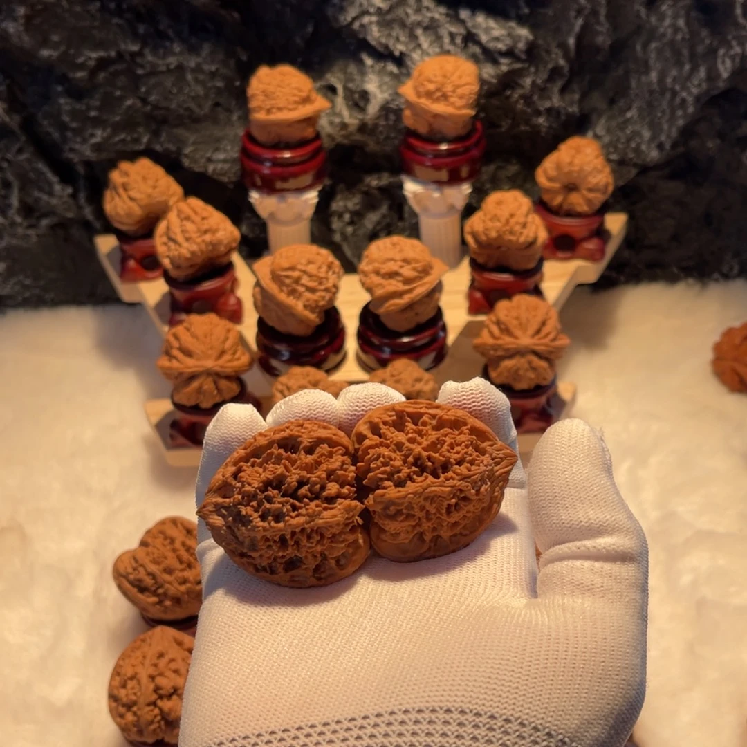 梦***有文玩核桃吊坠全品红皮三角满天星有色差尺寸44