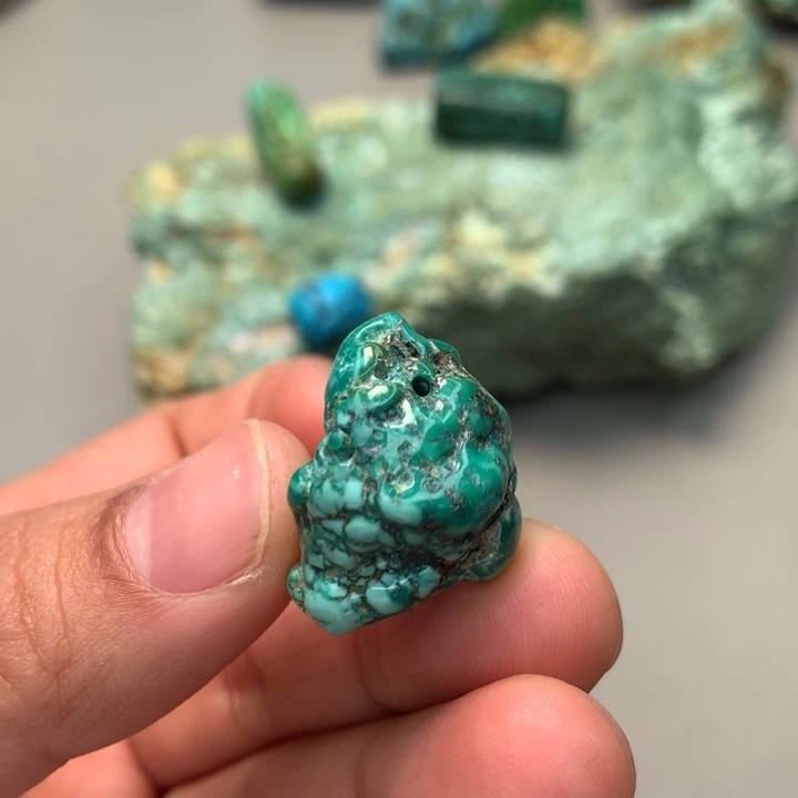 绿松石未镶嵌颈饰