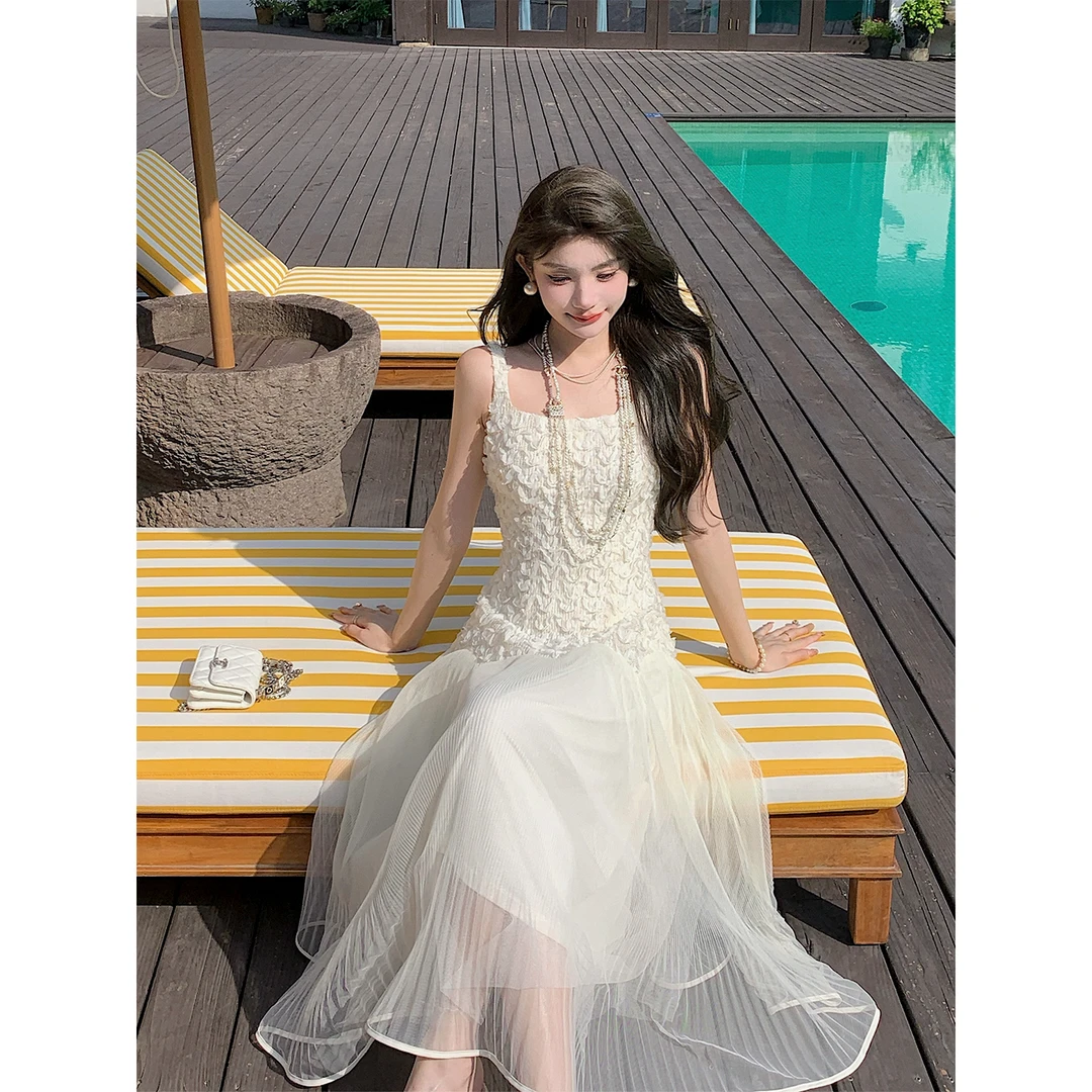 邓六六温柔风米杏色吊带连衣裙女夏网纱蓬蓬仙女裙海边度假长裙