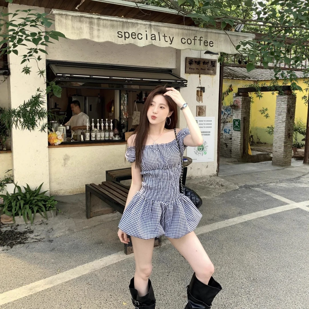 一字肩法式复古格纹连衣裙女夏季绝美气质收腰修身海边度假蓬蓬短