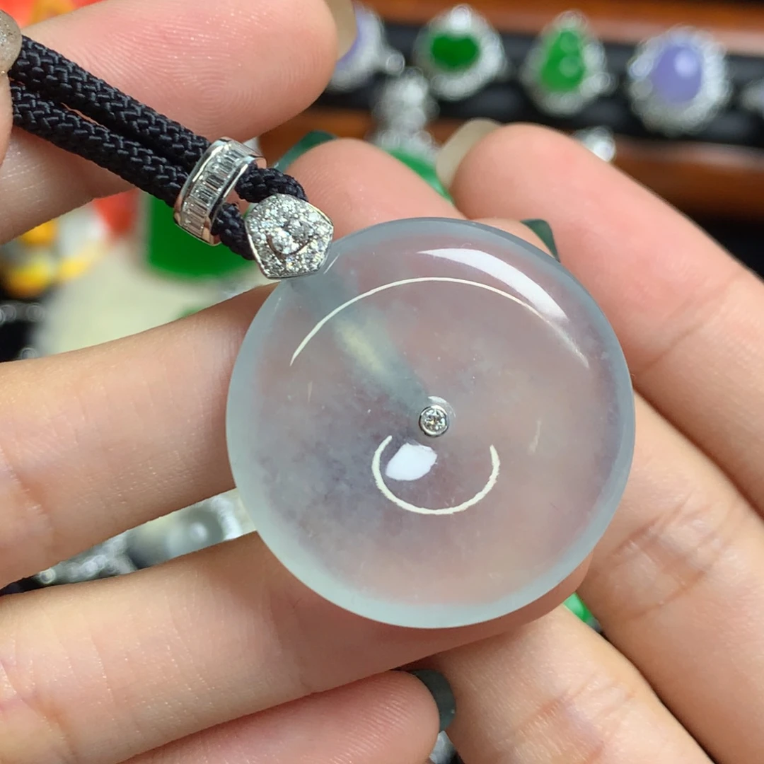 翡翠18K金镶嵌颈饰平安扣