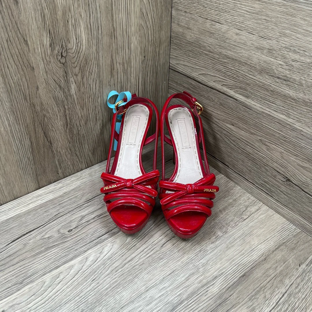 90新 Prada/普拉达 红色漆皮金属logo高跟凉鞋 36.5码/无配件