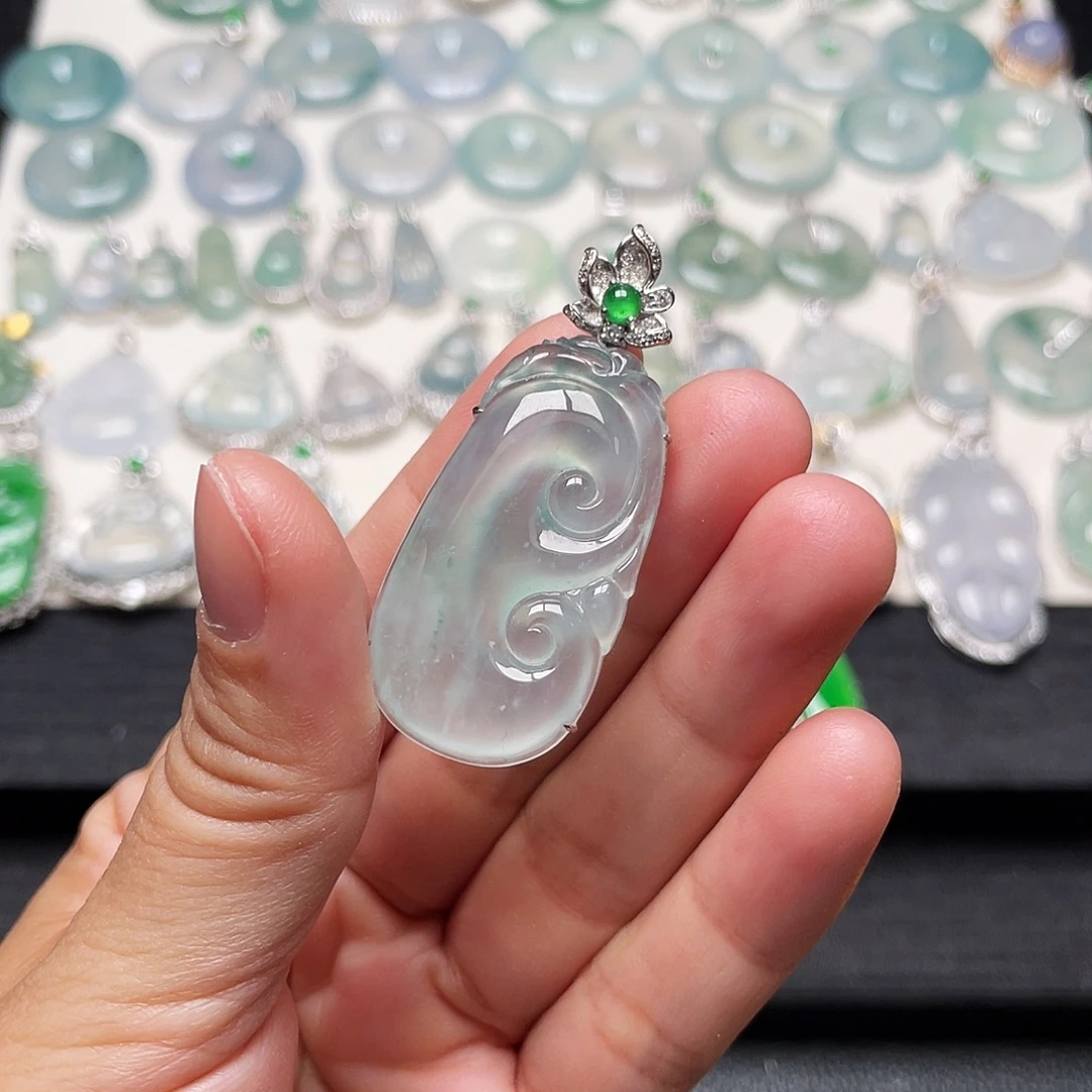 翡翠18K金镶嵌颈饰如意