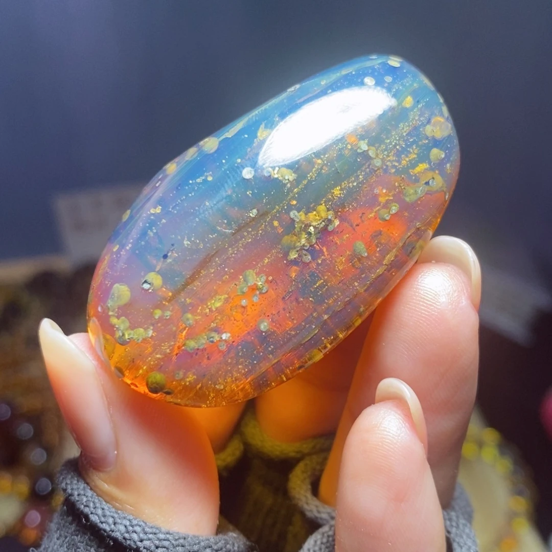 裸石琥珀未镶嵌变色龙带虫