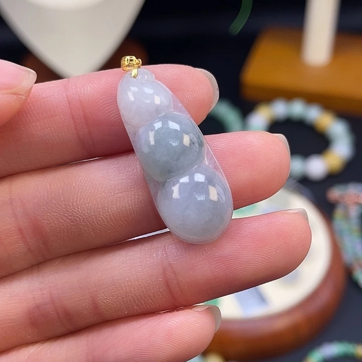 翡翠18K金镶嵌颈饰飘花福豆