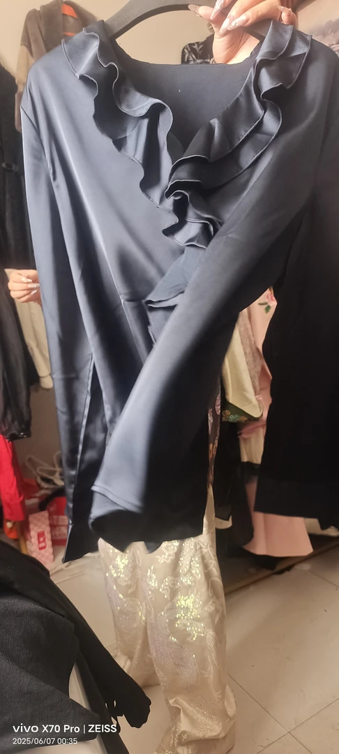 藏蓝色优雅衬衫简约时尚适合多种场合穿着