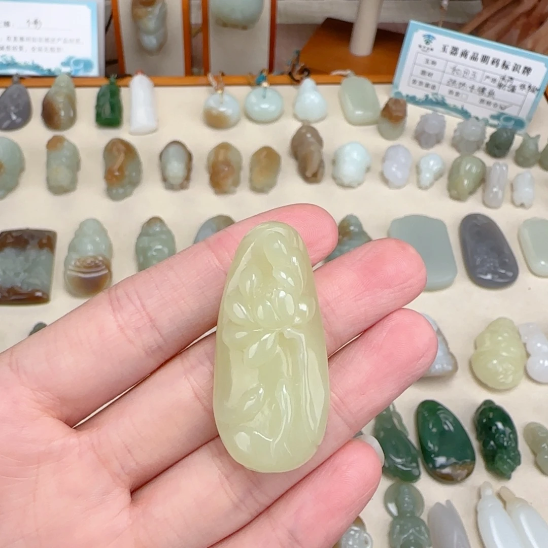 回***秋和田玉未镶嵌颈饰