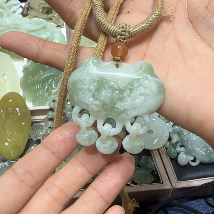 蛇纹石玉未镶嵌吊坠