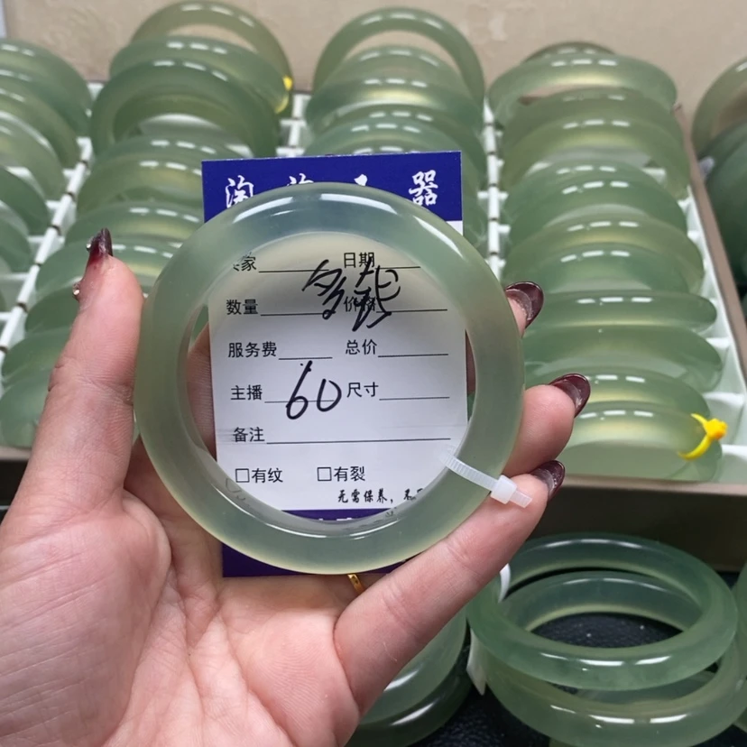 【闪购商品】蛇纹石玉手镯未镶嵌我****钱