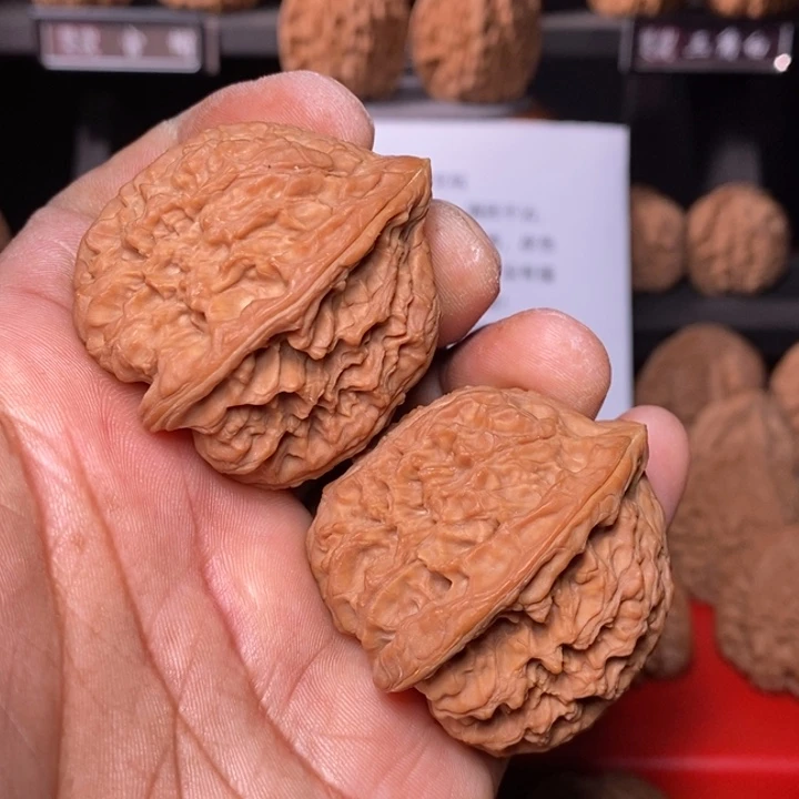 把件文玩核桃全品红皮白霜三角疆