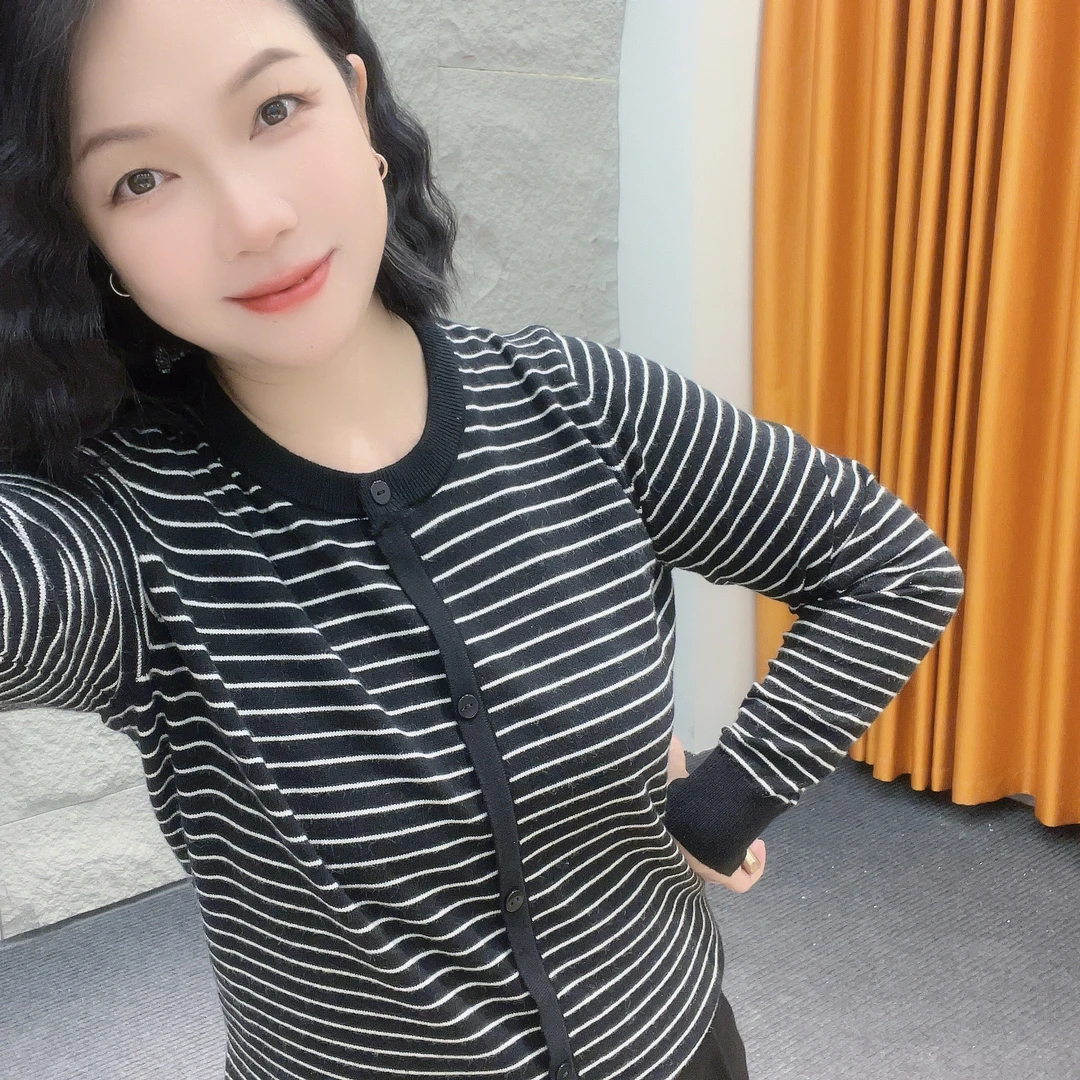 5590秋冬季新款微胖女神长袖假开衫圆领可机洗毛针织衫条纹常规款