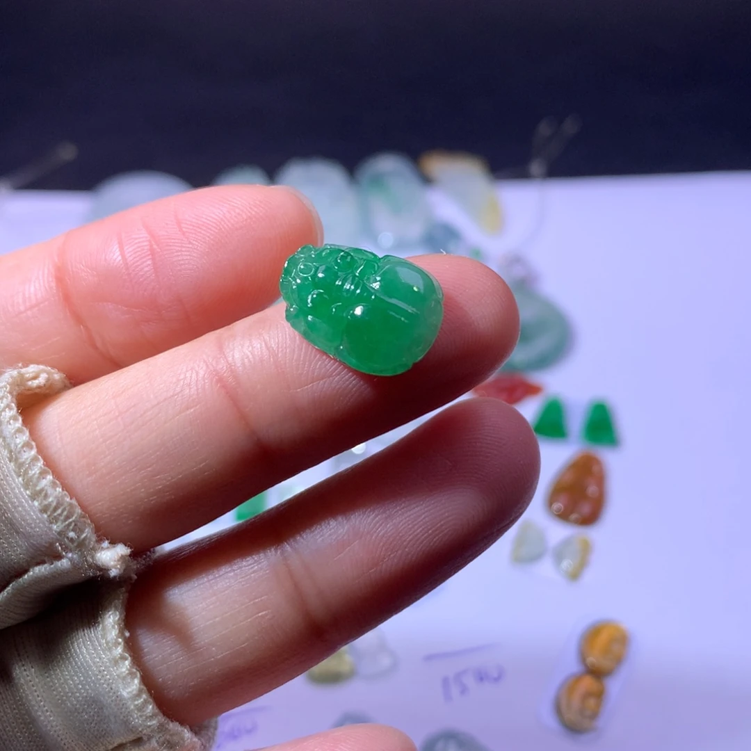 翡翠未镶嵌耳饰貔貅